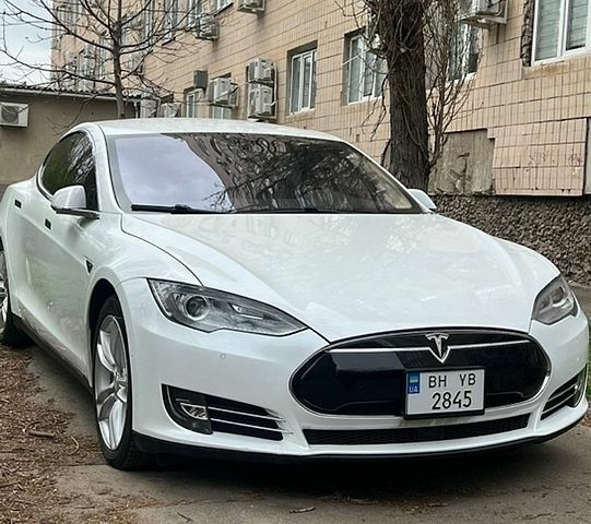 Белый Тесла Модель С, объемом двигателя 0 л и пробегом 203 тыс. км за 14500 $, фото 1 на Automoto.ua