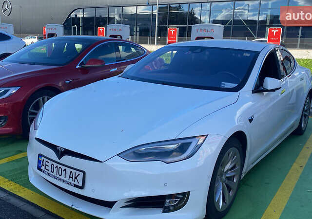 Белый Тесла Модель С, объемом двигателя 0 л и пробегом 115 тыс. км за 18000 $, фото 1 на Automoto.ua