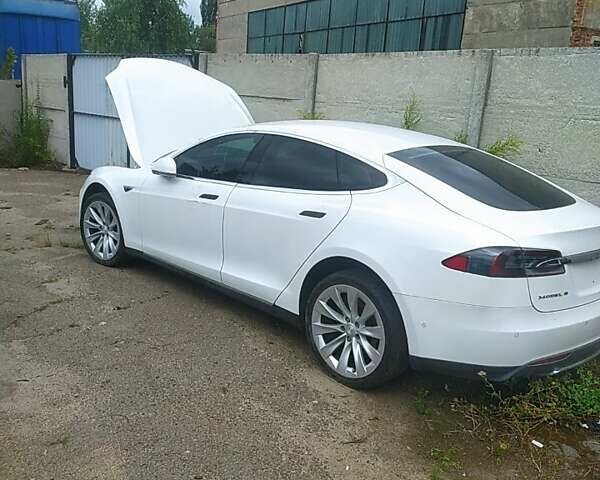 Белый Тесла Модель С, объемом двигателя 0 л и пробегом 200 тыс. км за 9000 $, фото 1 на Automoto.ua