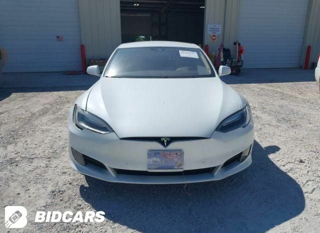 Белый Тесла Модель С, объемом двигателя 0 л и пробегом 175 тыс. км за 12900 $, фото 1 на Automoto.ua