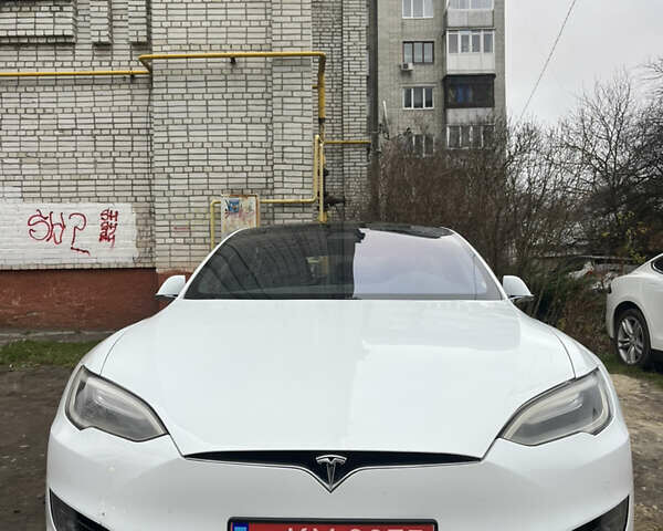 Белый Тесла Модель С, объемом двигателя 0 л и пробегом 156 тыс. км за 15200 $, фото 1 на Automoto.ua