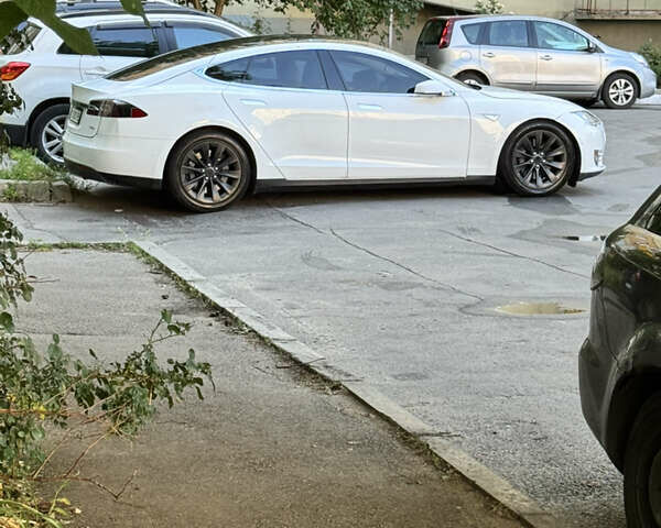 Білий Тесла Модель С, об'ємом двигуна 0 л та пробігом 151 тис. км за 14800 $, фото 1 на Automoto.ua