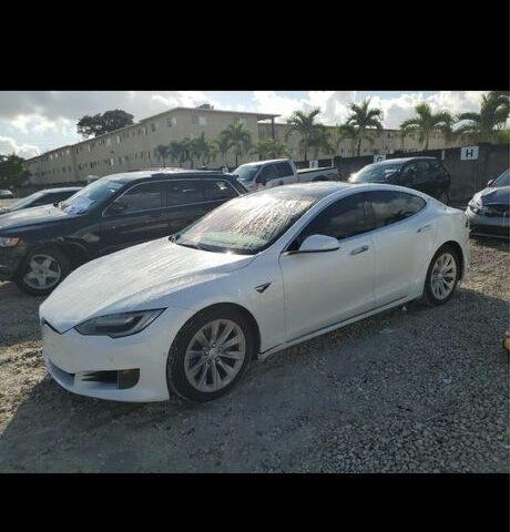 Белый Тесла Модель С, объемом двигателя 0 л и пробегом 216 тыс. км за 11000 $, фото 1 на Automoto.ua