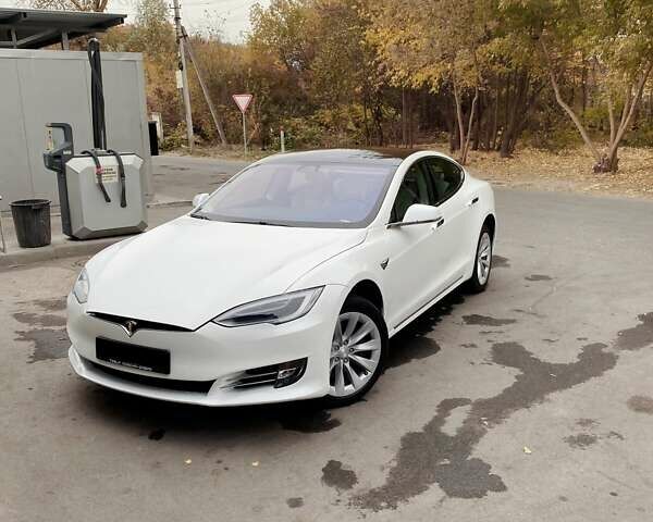 Белый Тесла Модель С, объемом двигателя 0 л и пробегом 176 тыс. км за 22400 $, фото 1 на Automoto.ua