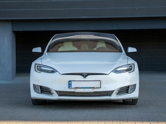 Белый Тесла Модель С, объемом двигателя 0 л и пробегом 445 тыс. км за 15000 $, фото 1 на Automoto.ua