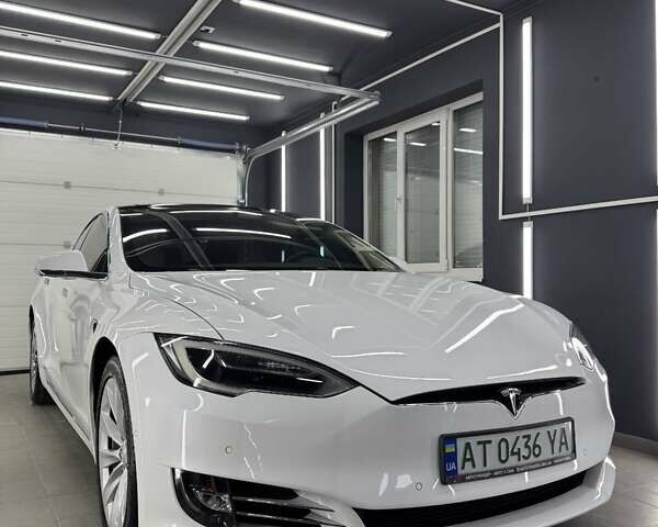 Белый Тесла Модель С, объемом двигателя 0 л и пробегом 137 тыс. км за 16500 $, фото 1 на Automoto.ua
