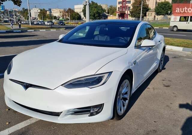 Белый Тесла Модель С, объемом двигателя 0 л и пробегом 160 тыс. км за 22999 $, фото 1 на Automoto.ua