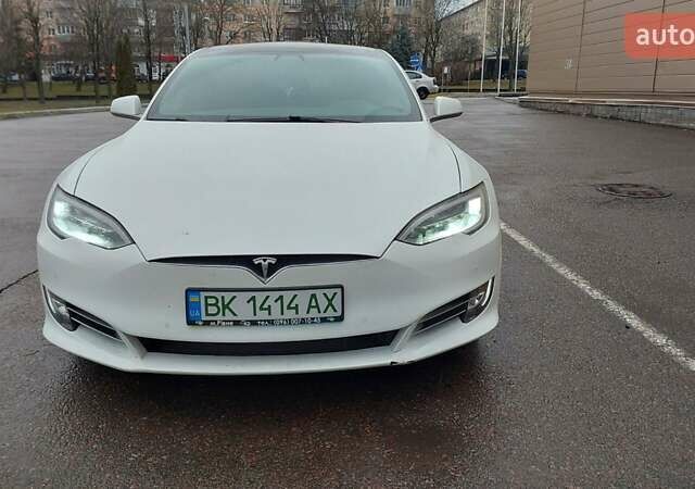Білий Тесла Модель С, об'ємом двигуна 0 л та пробігом 125 тис. км за 25400 $, фото 1 на Automoto.ua
