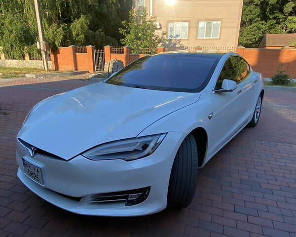 Белый Тесла Модель С, объемом двигателя 0 л и пробегом 90 тыс. км за 25000 $, фото 1 на Automoto.ua