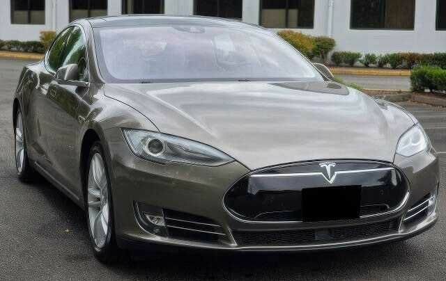 Бежевий Тесла Модель С, об'ємом двигуна 0 л та пробігом 132 тис. км за 9000 $, фото 1 на Automoto.ua