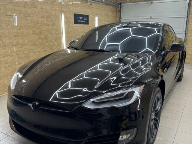 Черный Тесла Модель С, объемом двигателя 0 л и пробегом 145 тыс. км за 15399 $, фото 1 на Automoto.ua