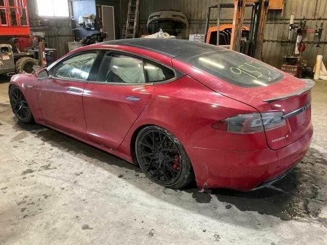 Червоний Тесла Модель С, об'ємом двигуна 0 л та пробігом 100 тис. км за 7500 $, фото 1 на Automoto.ua