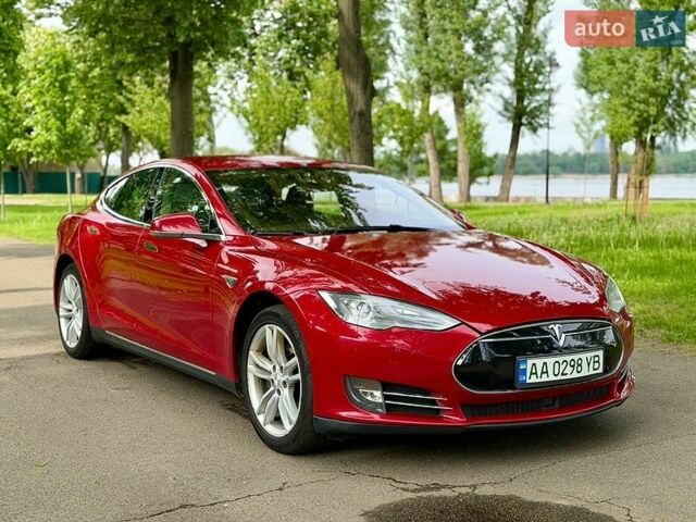 Красный Тесла Модель С, объемом двигателя 0 л и пробегом 130 тыс. км за 11900 $, фото 1 на Automoto.ua