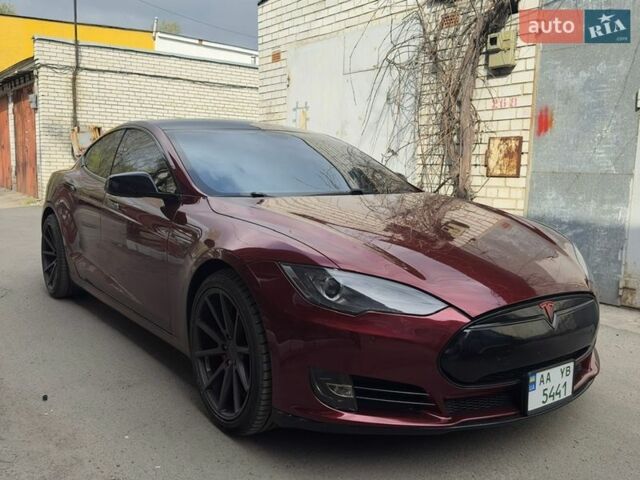 Красный Тесла Модель С, объемом двигателя 0 л и пробегом 200 тыс. км за 17900 $, фото 1 на Automoto.ua