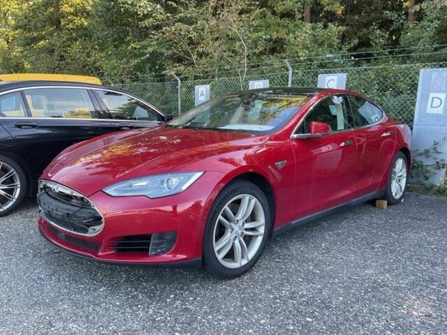 Красный Тесла Модель С, объемом двигателя 0 л и пробегом 322 тыс. км за 9990 $, фото 1 на Automoto.ua