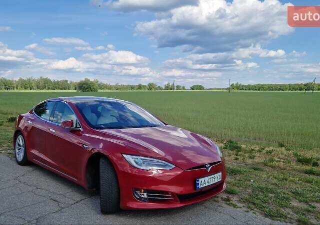 Красный Тесла Модель С, объемом двигателя 0 л и пробегом 152 тыс. км за 17200 $, фото 1 на Automoto.ua