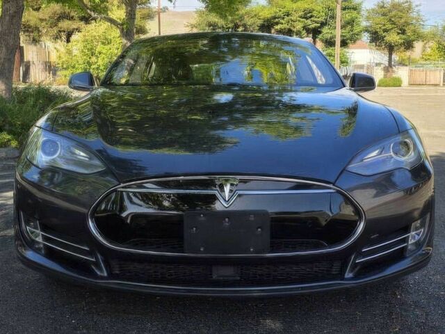 Серый Тесла Модель С, объемом двигателя 0 л и пробегом 77 тыс. км за 10000 $, фото 1 на Automoto.ua