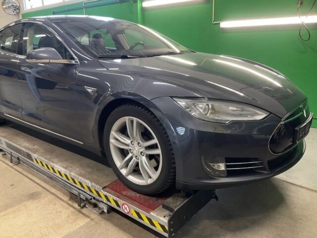 Серый Тесла Модель С, объемом двигателя 0 л и пробегом 166 тыс. км за 13500 $, фото 1 на Automoto.ua