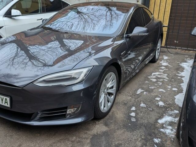 Серый Тесла Модель С, объемом двигателя 0 л и пробегом 150 тыс. км за 17200 $, фото 1 на Automoto.ua