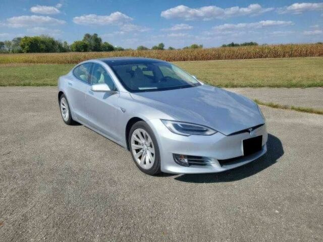 Серый Тесла Модель С, объемом двигателя 0 л и пробегом 90 тыс. км за 10000 $, фото 1 на Automoto.ua