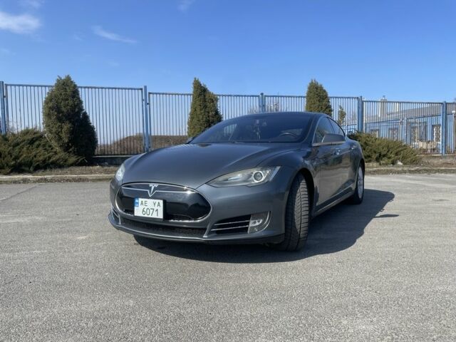 Серый Тесла Модель С, объемом двигателя 0 л и пробегом 300 тыс. км за 12400 $, фото 1 на Automoto.ua