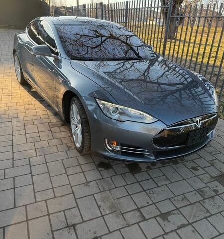 Серый Тесла Модель С, объемом двигателя 0 л и пробегом 247 тыс. км за 11000 $, фото 1 на Automoto.ua