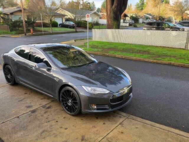 Серый Тесла Модель С, объемом двигателя 0 л и пробегом 84 тыс. км за 3700 $, фото 1 на Automoto.ua