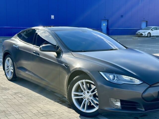 Серый Тесла Модель С, объемом двигателя 0 л и пробегом 210 тыс. км за 15000 $, фото 1 на Automoto.ua