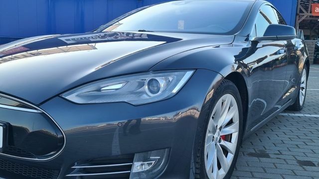 Серый Тесла Модель С, объемом двигателя 0 л и пробегом 246 тыс. км за 12450 $, фото 1 на Automoto.ua