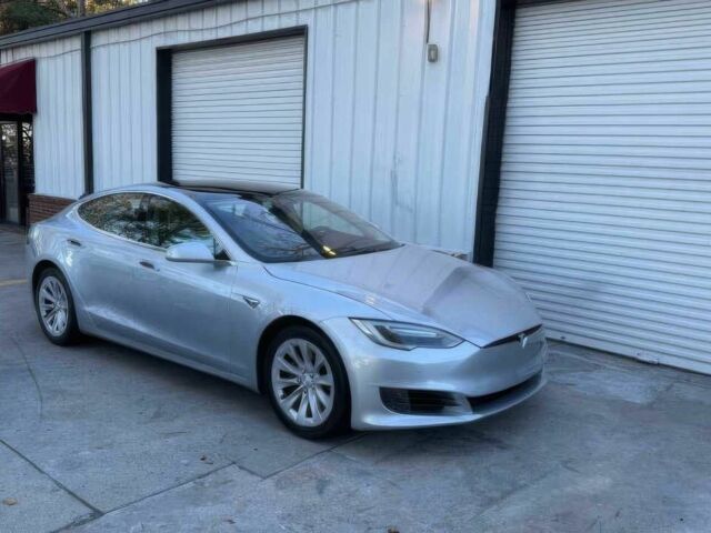 Серый Тесла Модель С, объемом двигателя 0 л и пробегом 50 тыс. км за 10000 $, фото 1 на Automoto.ua