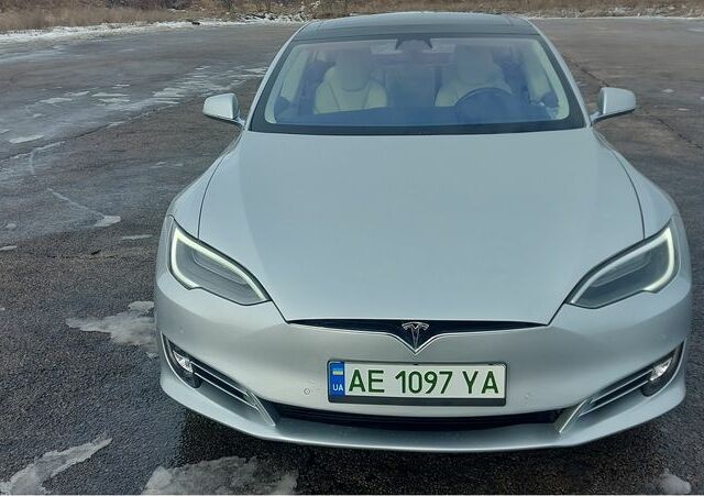 Серый Тесла Модель С, объемом двигателя 0 л и пробегом 154 тыс. км за 19999 $, фото 1 на Automoto.ua