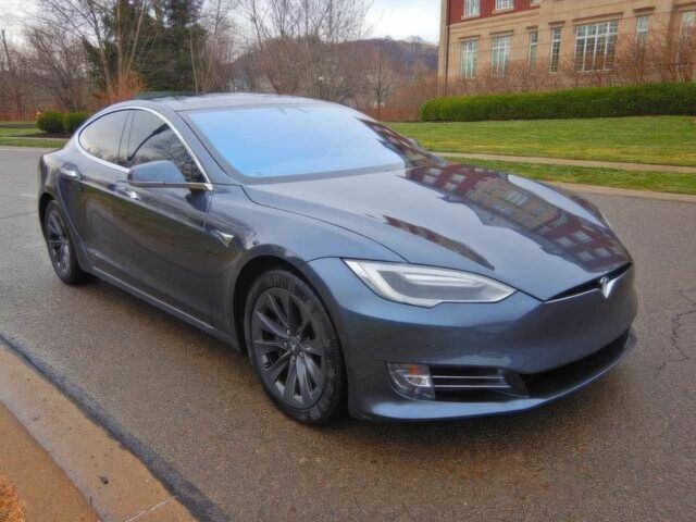 Серый Тесла Модель С, объемом двигателя 0 л и пробегом 65 тыс. км за 9800 $, фото 1 на Automoto.ua