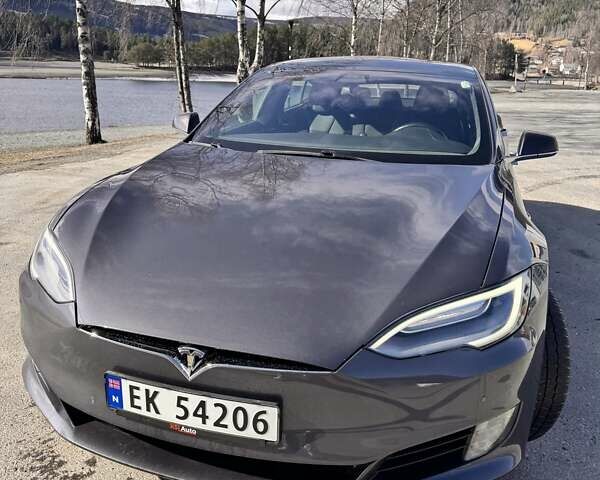 Серый Тесла Модель С, объемом двигателя 0 л и пробегом 127 тыс. км за 23877 $, фото 1 на Automoto.ua
