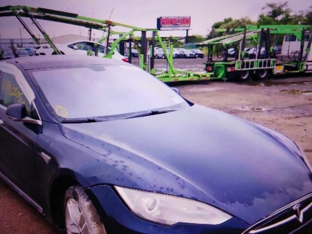 Синий Тесла Модель С, объемом двигателя 0 л и пробегом 500 тыс. км за 10000 $, фото 1 на Automoto.ua