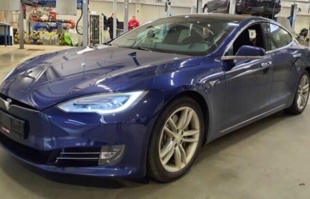 Тесла Модель С 2017 в Киеве на Automoto.ua Синий Тесла Модель С, объемом двигателя 0 л и пробегом 134 тыс. км за 15900 $, фото 1 на Automoto.ua