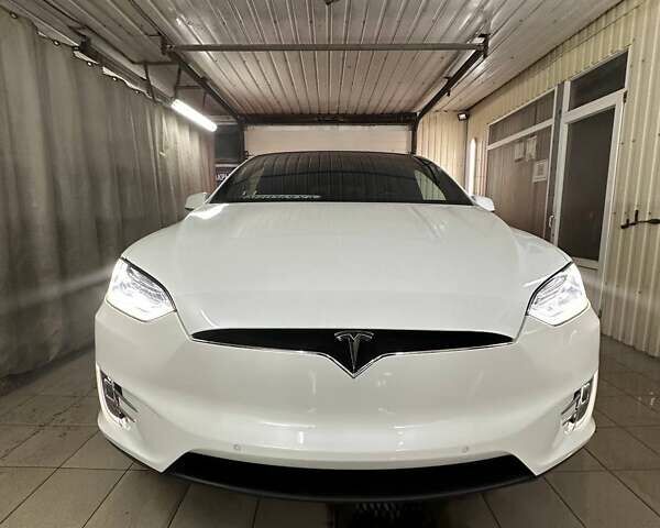 Белый Тесла Модель Х, объемом двигателя 0 л и пробегом 118 тыс. км за 21500 $, фото 1 на Automoto.ua