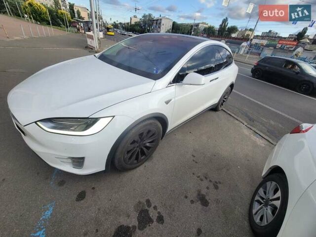 Белый Тесла Модель Х, объемом двигателя 0 л и пробегом 290 тыс. км за 29000 $, фото 1 на Automoto.ua