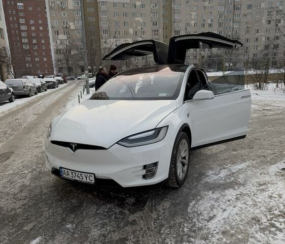 Белый Тесла Модель Х, объемом двигателя 0 л и пробегом 112 тыс. км за 18850 $, фото 1 на Automoto.ua