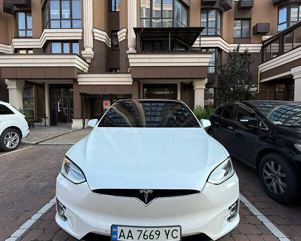 Белый Тесла Модель Х, объемом двигателя 0 л и пробегом 115 тыс. км за 37000 $, фото 1 на Automoto.ua