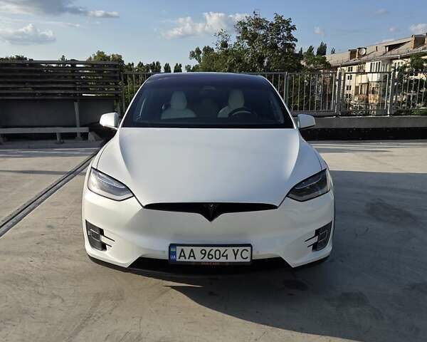 Белый Тесла Модель Х, объемом двигателя 0 л и пробегом 172 тыс. км за 19900 $, фото 1 на Automoto.ua