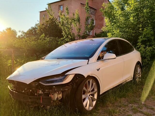 Белый Тесла Модель Х, объемом двигателя 0 л и пробегом 69 тыс. км за 12800 $, фото 1 на Automoto.ua