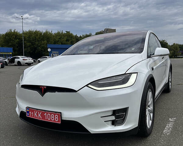 Белый Тесла Модель Х, объемом двигателя 0 л и пробегом 112 тыс. км за 22700 $, фото 1 на Automoto.ua
