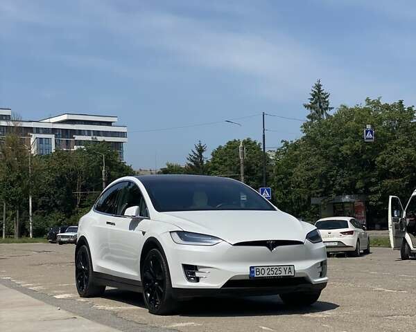 Белый Тесла Модель Х, объемом двигателя 0 л и пробегом 60 тыс. км за 28999 $, фото 1 на Automoto.ua