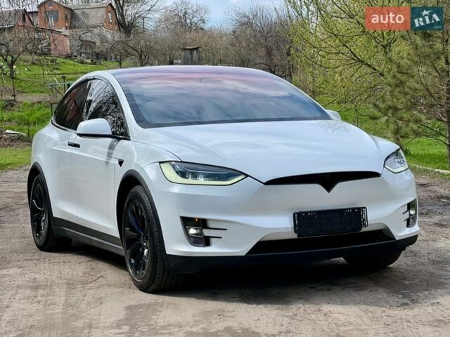 Белый Тесла Модель Х, объемом двигателя 0 л и пробегом 72 тыс. км за 23499 $, фото 1 на Automoto.ua