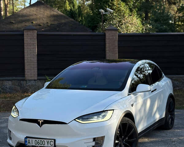 Белый Тесла Модель Х, объемом двигателя 0 л и пробегом 99 тыс. км за 30000 $, фото 1 на Automoto.ua