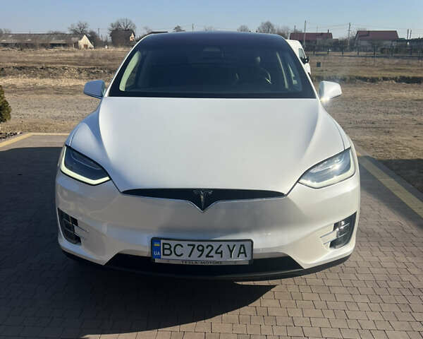 Белый Тесла Модель Х, объемом двигателя 0 л и пробегом 104 тыс. км за 25000 $, фото 1 на Automoto.ua