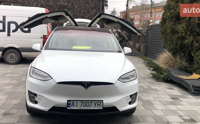 Белый Тесла Модель Х, объемом двигателя 0 л и пробегом 80 тыс. км за 36000 $, фото 1 на Automoto.ua