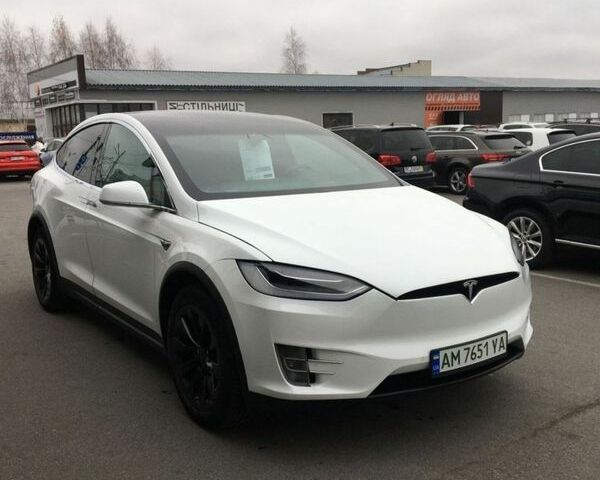 Белый Тесла Модель Х, объемом двигателя 0 л и пробегом 148 тыс. км за 26700 $, фото 1 на Automoto.ua