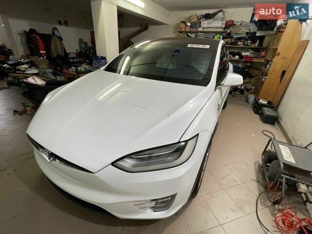 Белый Тесла Модель Х, объемом двигателя 0 л и пробегом 280 тыс. км за 19900 $, фото 1 на Automoto.ua