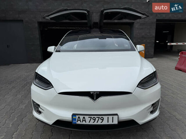 Белый Тесла Модель Х, объемом двигателя 0 л и пробегом 60 тыс. км за 39500 $, фото 1 на Automoto.ua